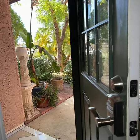 The Monet- One Bedroom With A Private Entrance - Shared Bathroom Las Vegas Exterior photo