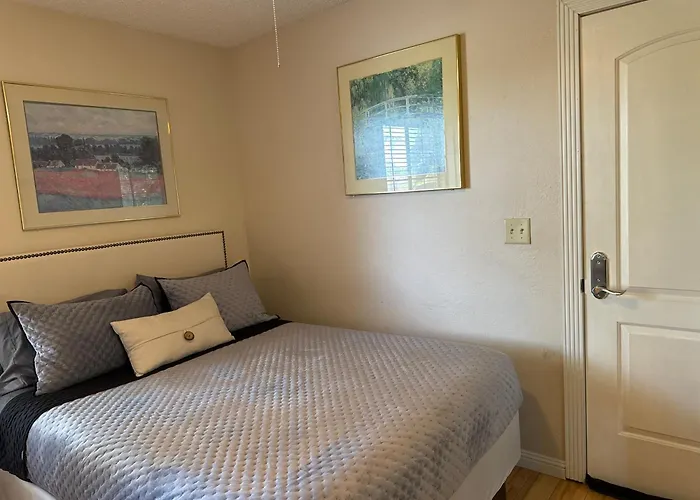 The Monet- One Bedroom With A Private Entrance - Shared Bathroom