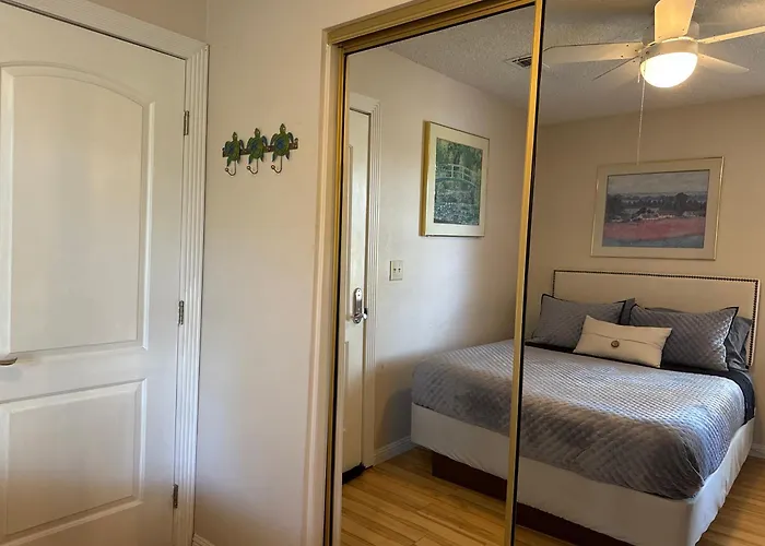 The Monet- One Bedroom With A Private Entrance - Shared Bathroom