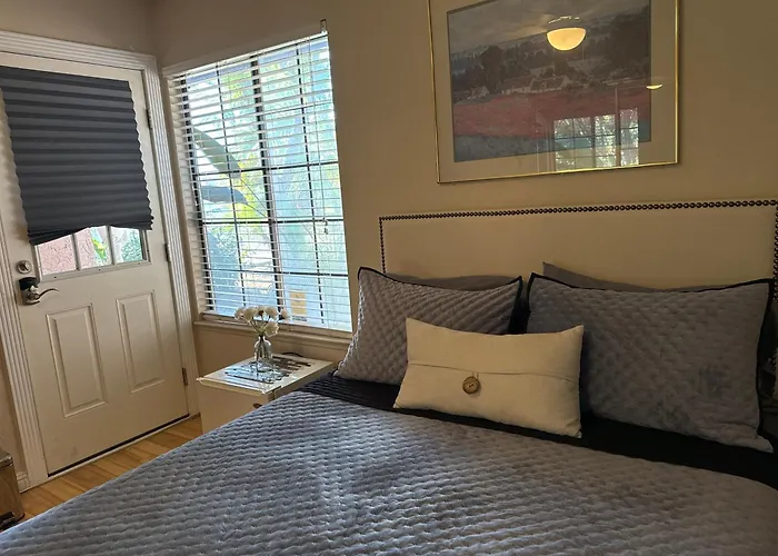 The Monet- One Bedroom With A Private Entrance - Shared Bathroom