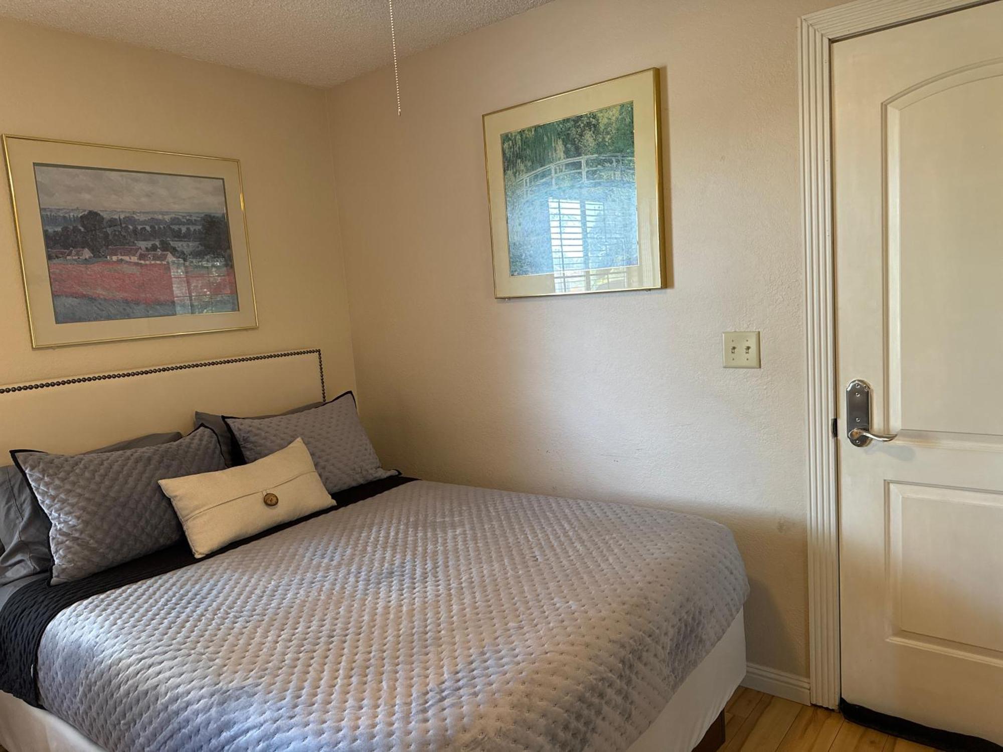 The Monet- One Bedroom With A Private Entrance - Shared Bathroom Alloggio in famiglia