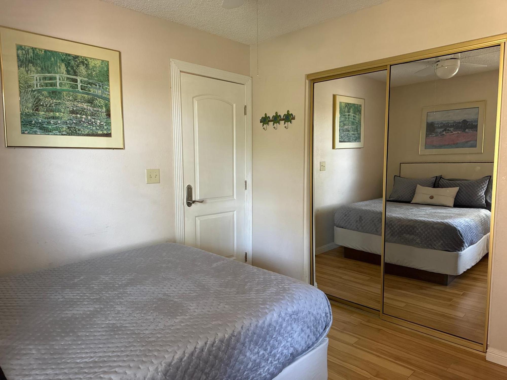 The Monet- One Bedroom With A Private Entrance - Shared Bathroom Alloggio in famiglia *